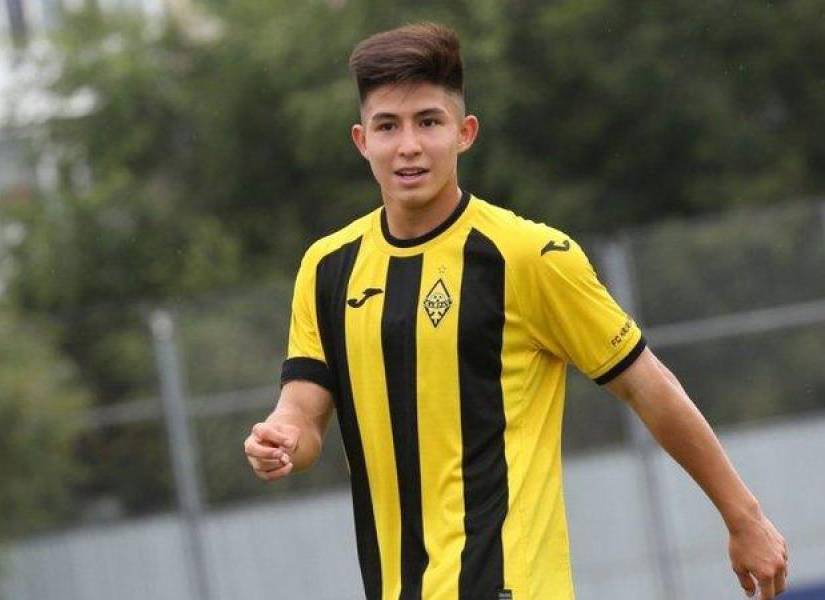 Dastán Satpáyev en un partido con el Kairat de Kazajistán