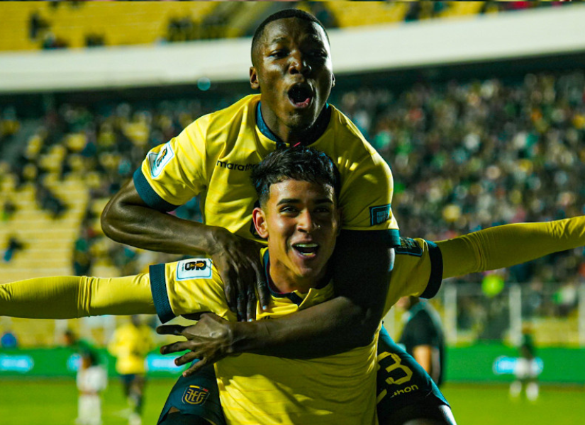 Moisés Caicedo y Kendry Páez celebrando un gol.