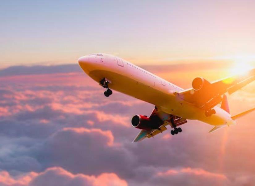 Imagen referencial a un avión, el medio de transporte que sobrevuela los cielos siguiendo una trayectoria curva, en una imagen de archivo.