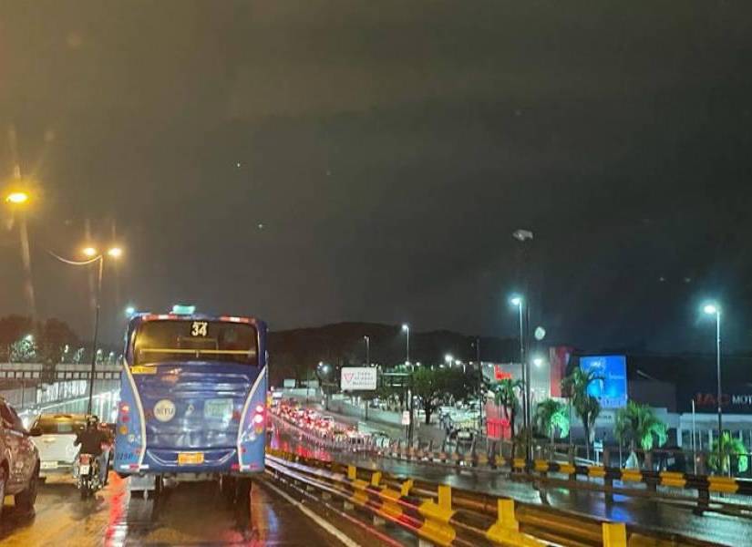 La intensa lluvia y la marea alta causó complicaciones en el tráfico en Guayaquil.
