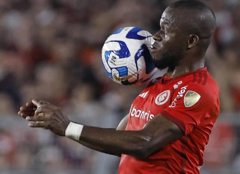 Enner Valencia controla un balón en un partido de los octavos de final de la Copa Libertadores