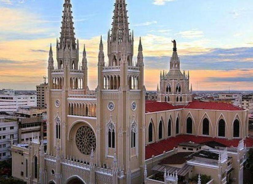 La Catedral Metropolitana San Pedro Apóstol en el centro de Guayaquil en una imagen de archivo.