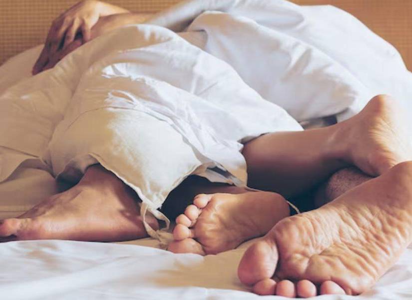 Imagen referencial de un hombre y una mujer manteniendo relaciones sexuales.