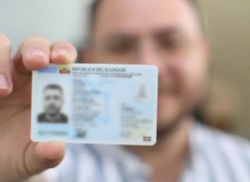 Personas sosteniendo una cédula de identidad ecuatoriana, documento legal, en una imagen de archivo.