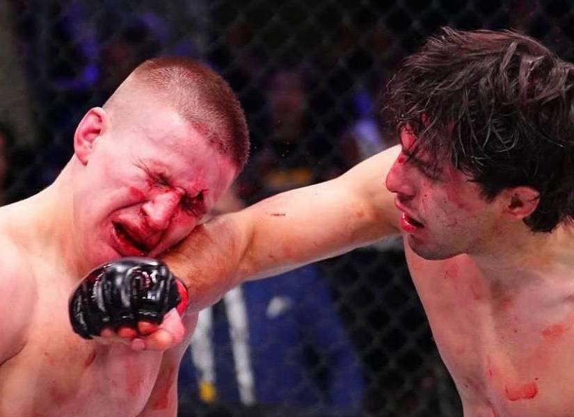 Adrián Luna Martinetti golpeando a su rival.