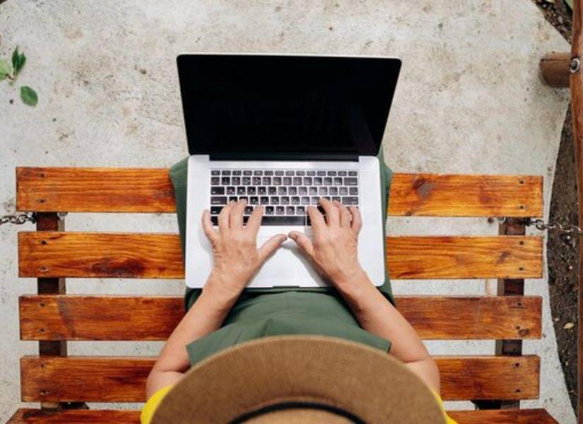 Imagen referencial a un nómada digital.