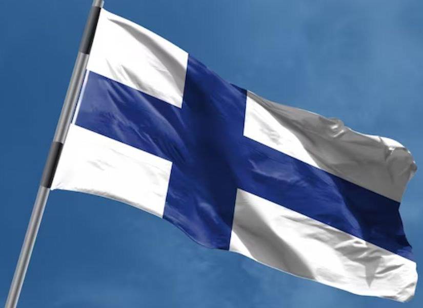 Imagen referencial a la bandera de Finlandia, catalogada como la nación más feliz del mundo por sus altos salarios e inexistente corrupción.
