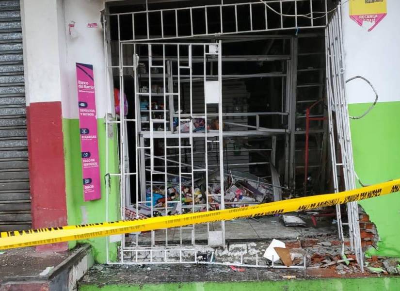 Imagen del destrozo que sufrió una farmacia tras la explosión de un artefacto.