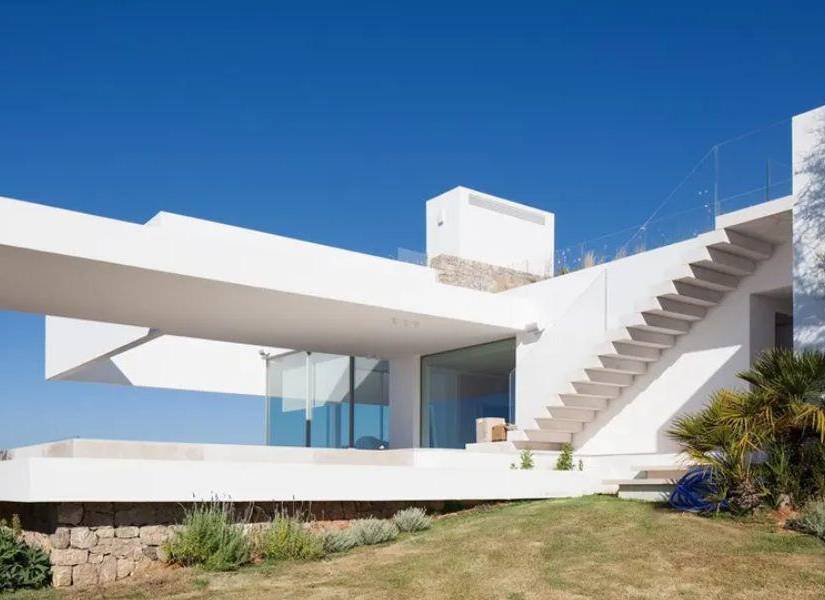 Lujosa propiedad donde supuestamente Shakira habría mantenido secretos encuentros con el piloto de la Fórmula 1 en una imagen de archivo.