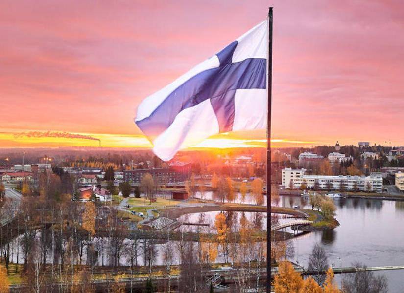 Imagen referencial a la bandera de Finlandia, catalogada como la nación más feliz del mundo por sus altos salarios e inexistente corrupción.
