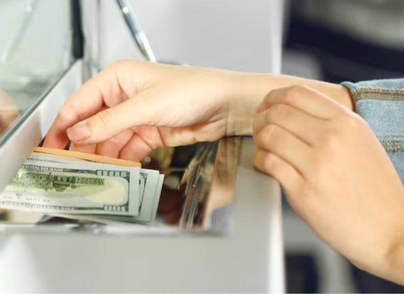 Imagen referencial de una persona retirando parte del dinero de un préstamo hipotecario en una entidad bancario.