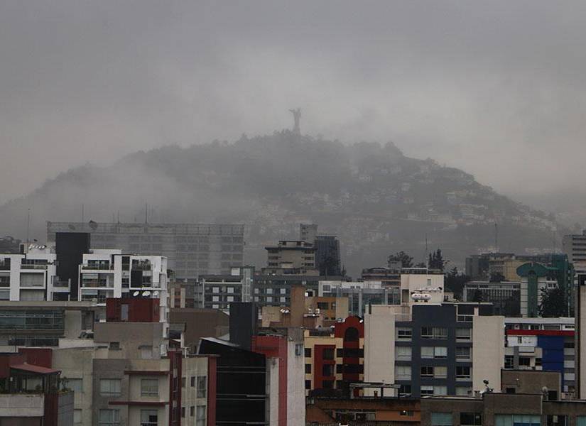 Vista del Panecillo en medio de la neblina.