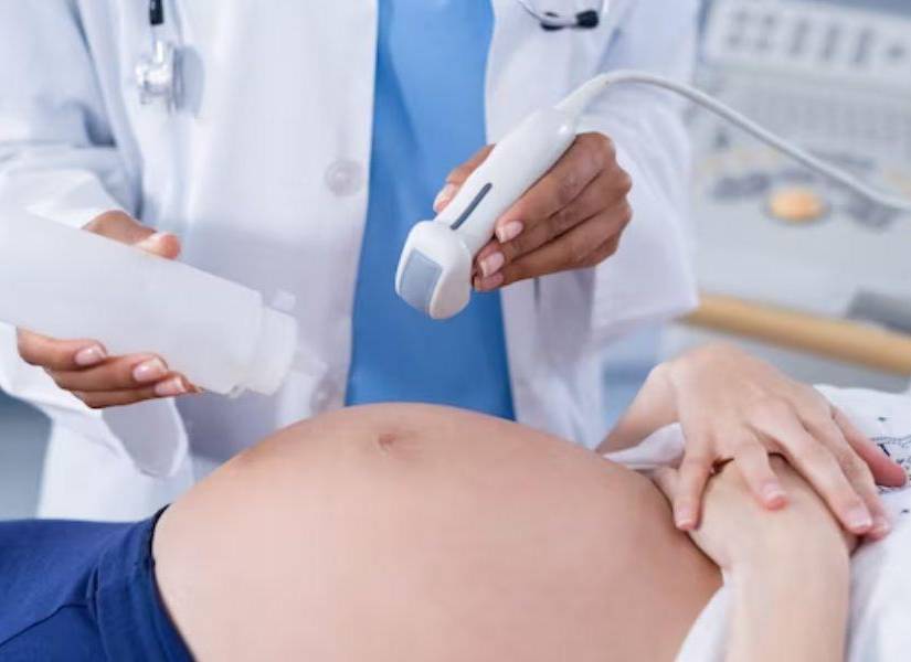 Imagen referencial de una mujer embarazada recibiendo atención en el IESS.