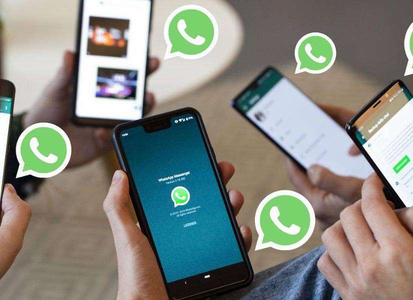 Imagen referencial de varios personas usando WhatsApp, la plataforma de mensajería instantánea más famosa del mundo.