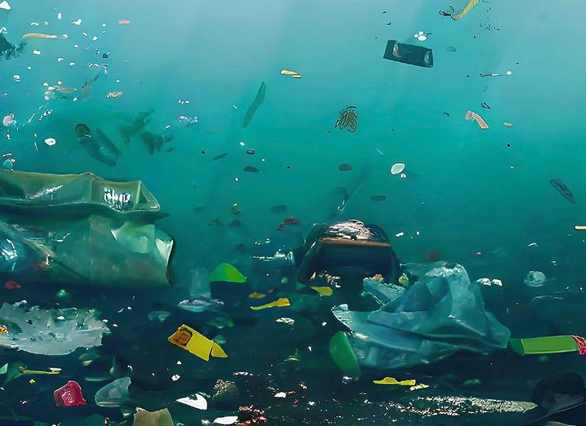 Océano con basura