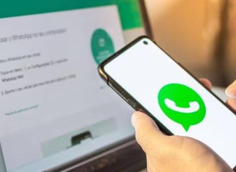 Imagen referencial de persona haciendo uso de WhatsApp, la aplicación de mensajería instantánea más famosa del mundo.
