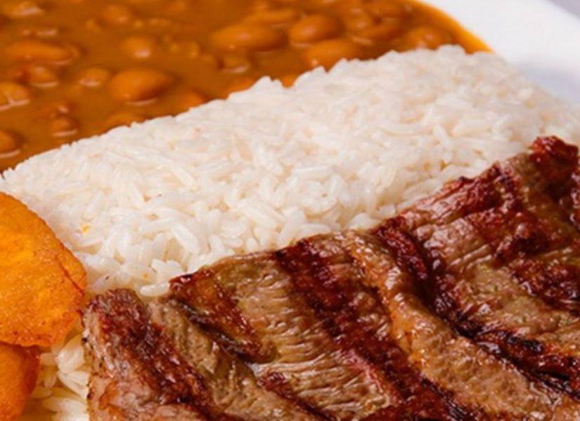 Imagen referencial de un arroz con menestra y carne, una de las preparaciones típicas de la ciudad de Guayaquil.