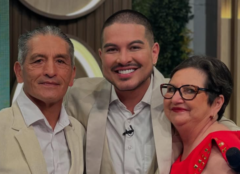 Alejandro Montes de Oca junto a sus padres en una imagen de archivo.