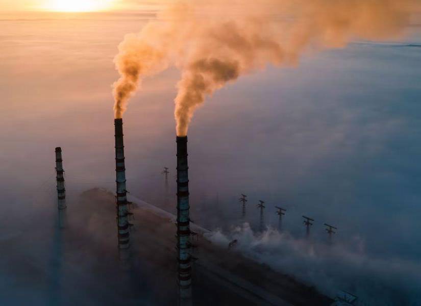 Imagen referencial a CO2, gas producido por la quema de combustibles fósiles como el carbón, el petróleo y el gas.