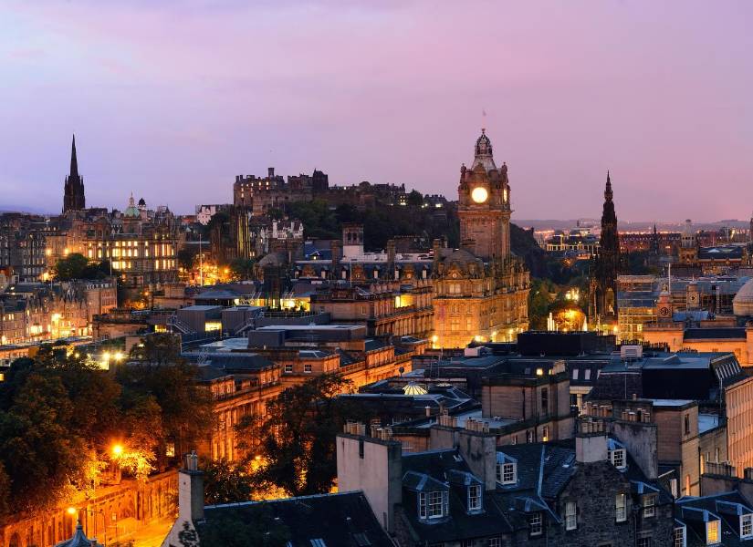 Panorama de la ciudad de Edimburgo por la noche en el Reino Unido.