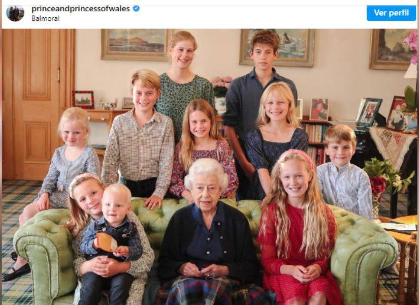 Isabel II junto a sus nietos y bisnietos en una imagen de archivo.