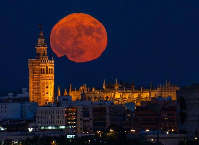 Así se vio la Luna de Esturión en el firmamento de la noche del pasado 1 de agosto de 2023. Un evento que fue capturado por muchas personas alrededor de todo el mundo.