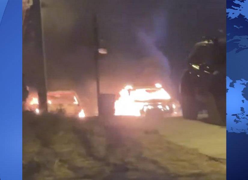 La noche de este jueves, el incendio de dos vehículos en la ciudadela Bellavista, en el norte del Puerto Principal, alarmó a ciudadanos.