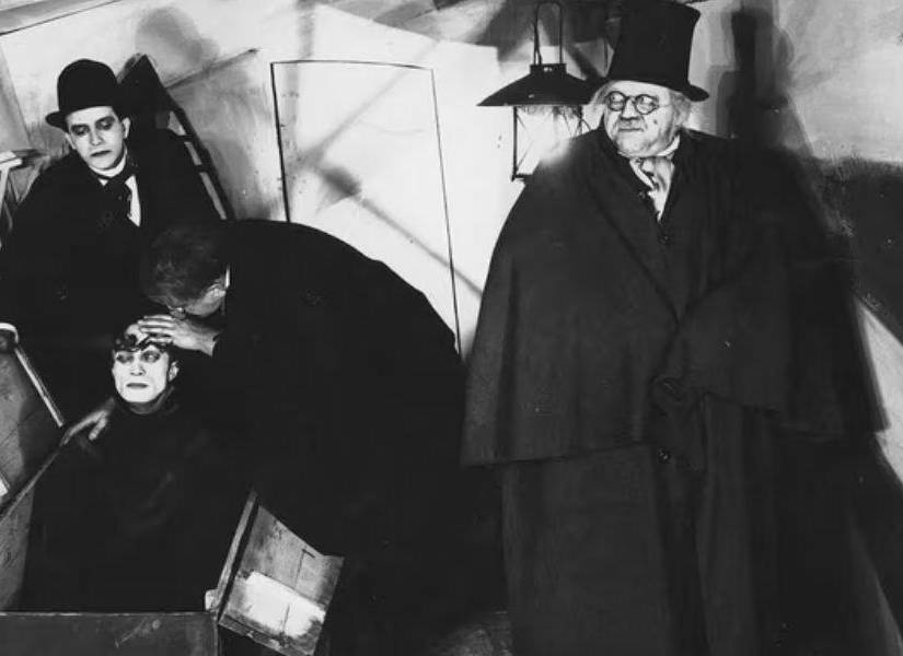 Captura de pantalla de la película El gabinete del Dr Caligari, una de las mejores películas de la década de los 20's, según la revista TIME.