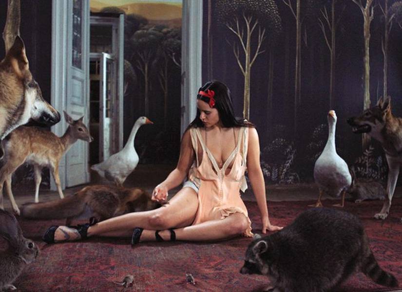 Rosalía como Blancanieves, rodeada de animales.