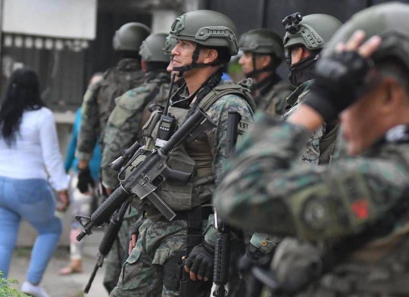 Policías y militares se mantienen en los recintos electorales este domingo, 20 de agosto de 2023