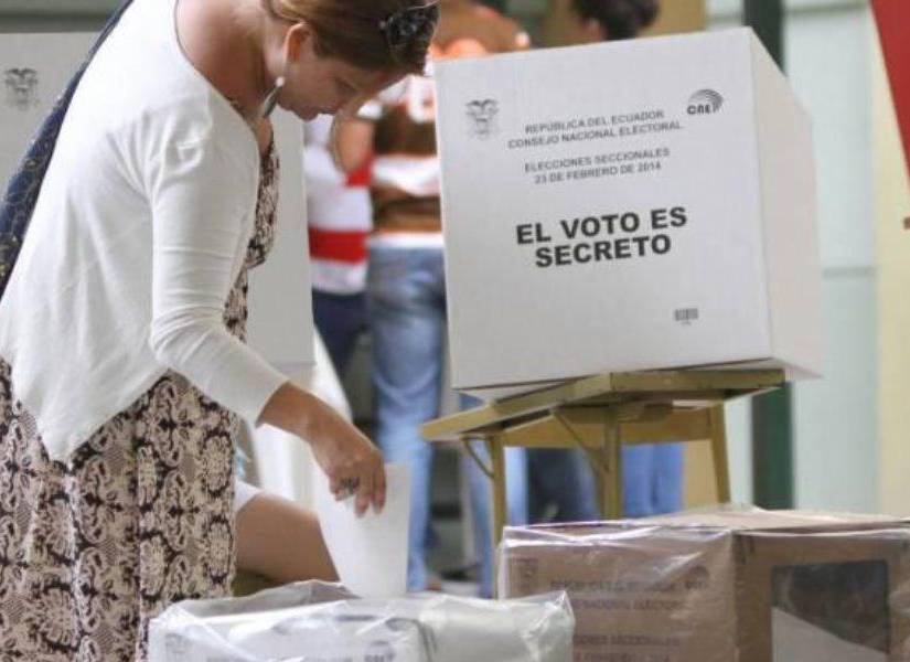 Ecuatoriana ejerciendo su derecho al voto en la última jornada electoral, la que se desarrolló el pasado 20 de agosto de 2023.