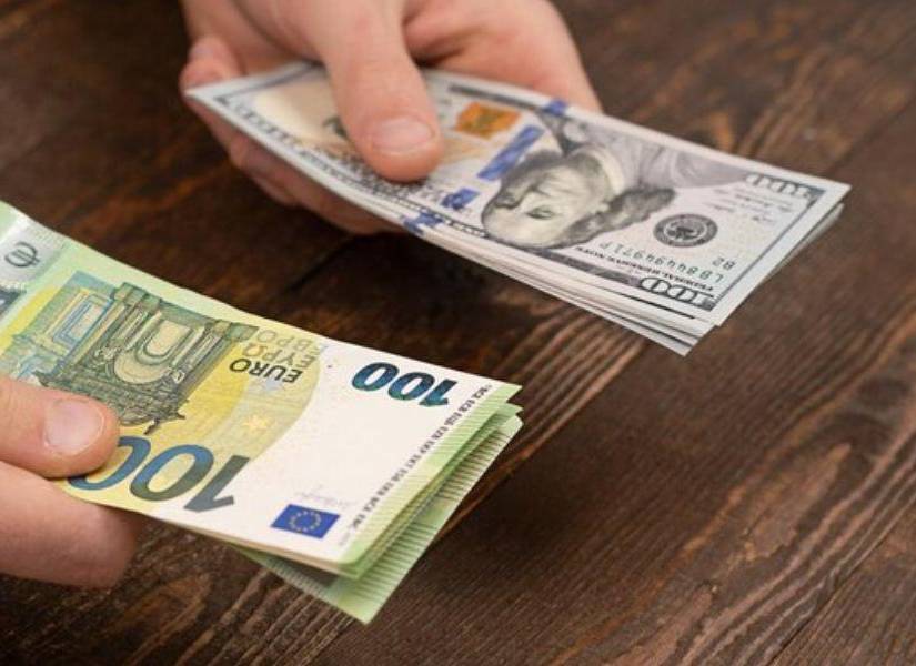 Cambio de dinero en una imagen de archivo.