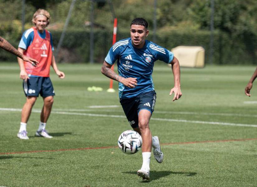Kendry Páez realizó su primer entrenamiento con el Racing Club de Estrasburgo.