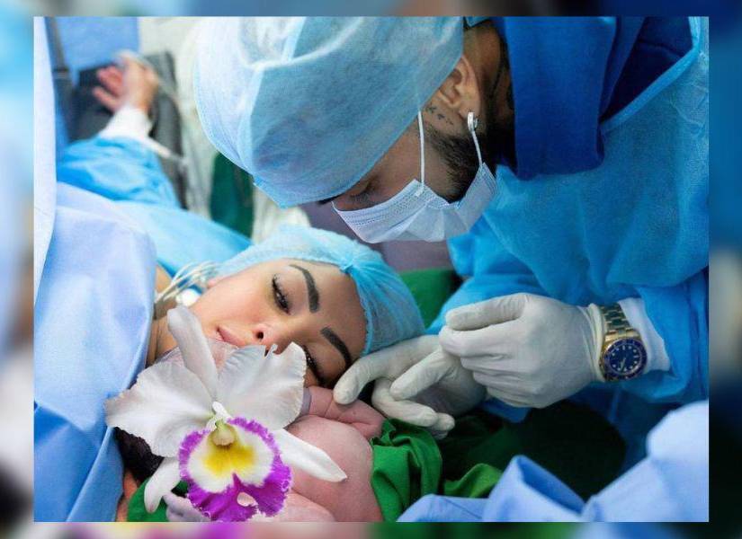 Anuel y Yailín juntos en el nacimiento de su hija en una imagen de archivo.