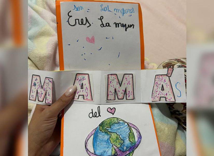 Carta por el día de la madre a Tabatha y Andrea en una imagen de archivo.