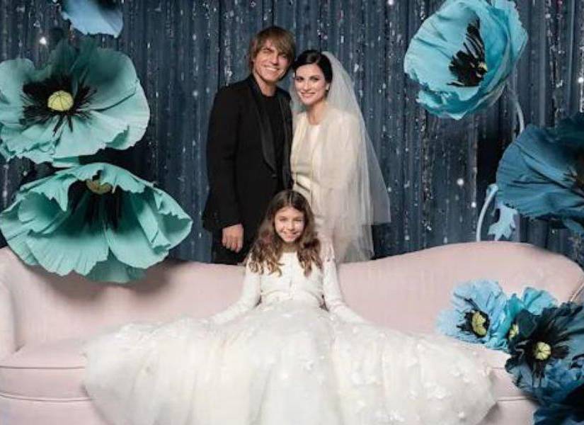Laura Pausini y Paolo Carta en la ceremonia nupcial junto a su hija Paola.
