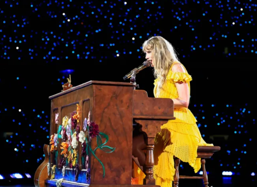 Taylor Swift durante su gira en Brasil dedicándole una canción a la fan que falleció tras asistir a su concierto debido al intenso calor de la ciudad.