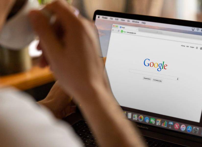 Persona usando Google