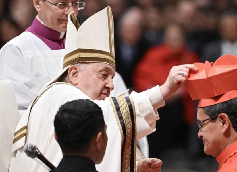 Los nuevos cardenales se arrodillaron ante el papa, quien les entregó el anillo, símbolo de su nuevo compromiso universal con la Iglesia, y el birrete rojo.