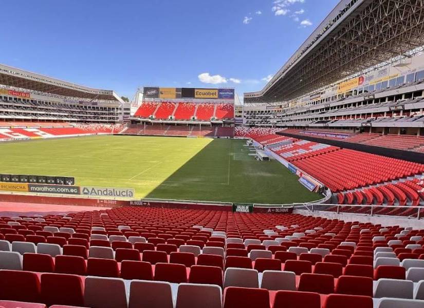 El Estadio Rodrigo Paz, hogar de la Liga de Quito, cuenta con una capacidad de 42 000 espectadores.