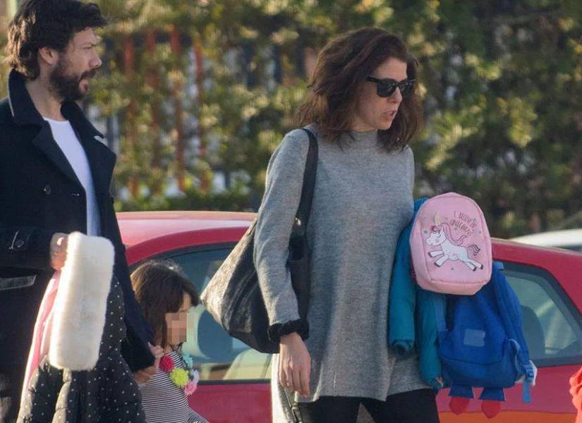 Álvaro Morte junto a sus hijos; Julieta y León y su esposa, Blanca Clemente.