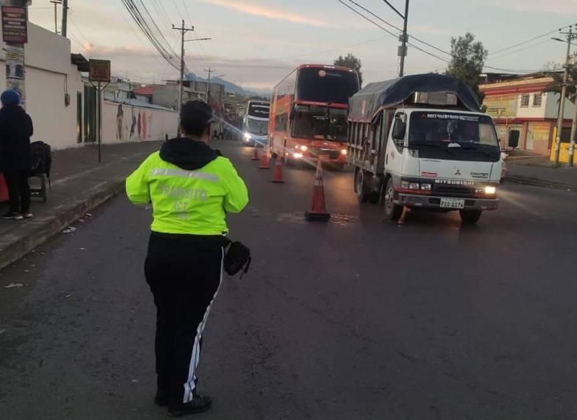 Agente revisa cumplimiento del pico y placa en Quito