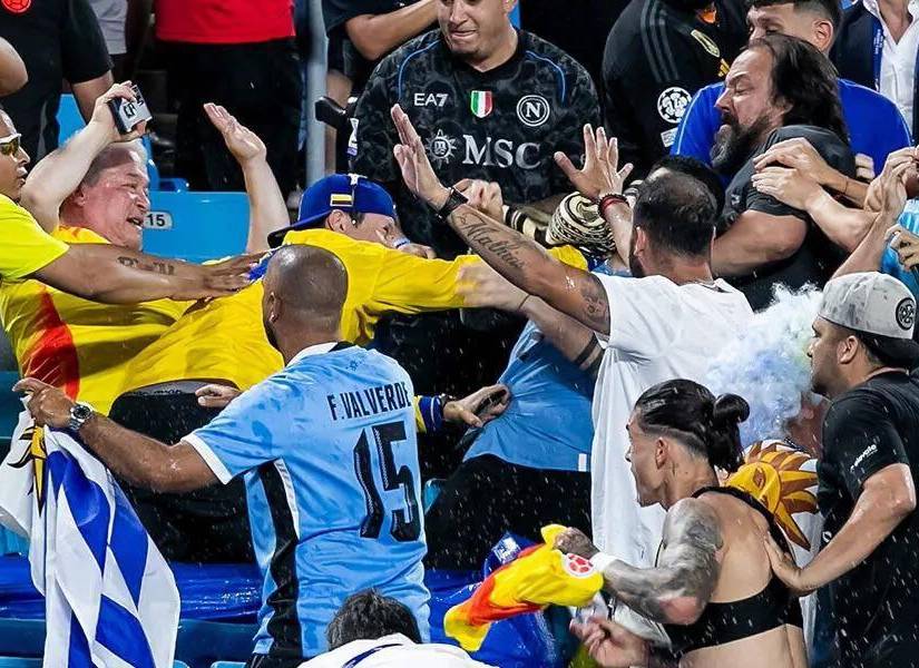 Pelea entre hinchadas de ambas selecciones.