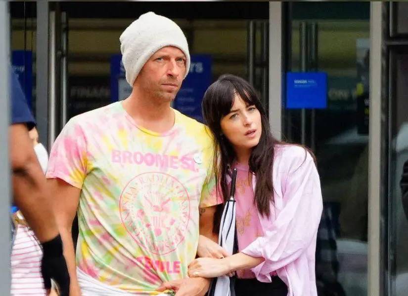 Chris Martin y Dakota Johnson en 2024.