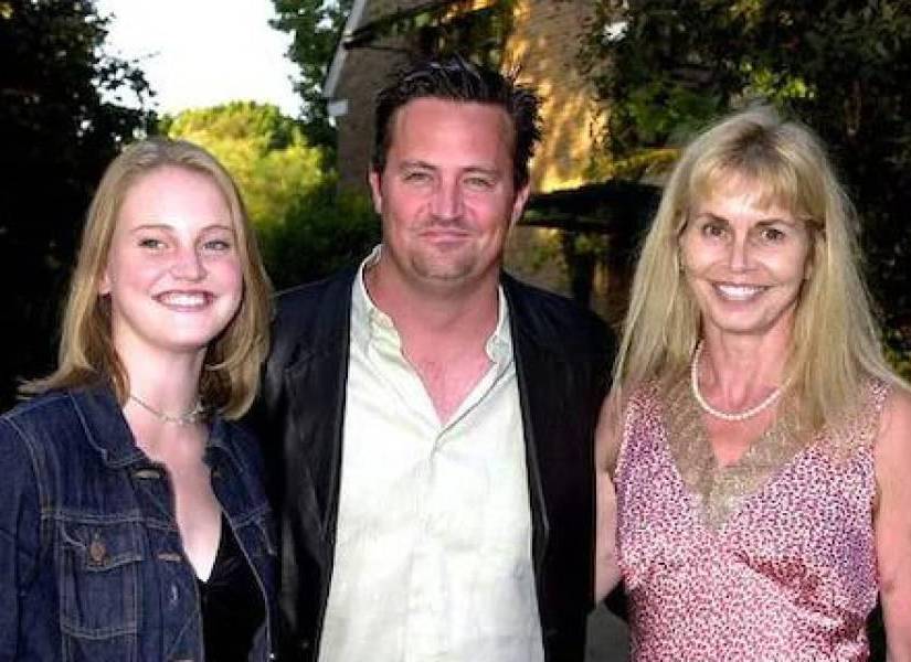 Fotografía del actor Matthew Perry junto a su madre Suzanne Morrinson y su hermanastra.