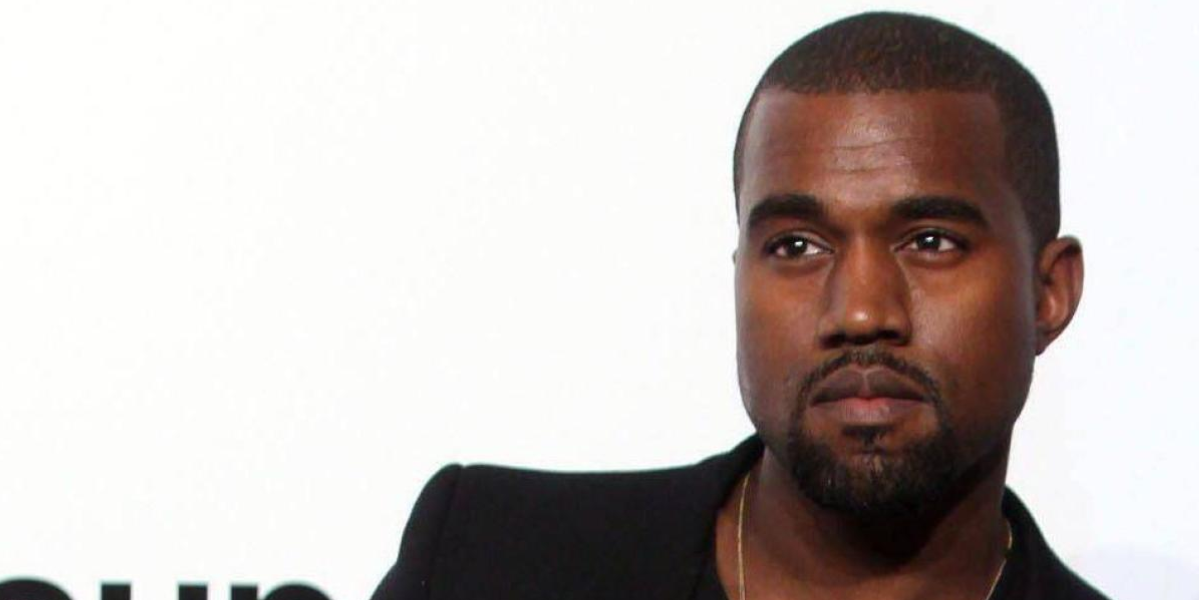 Un video de Kanye West usando una capucha del Ku Klux Klan delante de su hija en pleno show, desata polémica en X