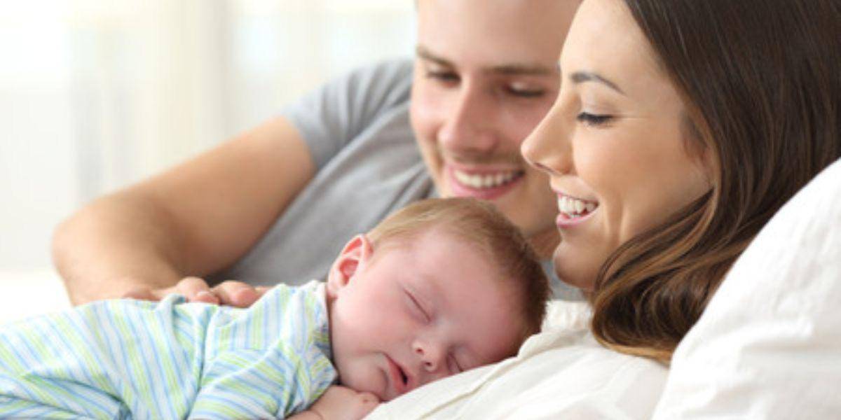 La Ley de Cuidado Humano propone extender plazos de licencia de maternidad y paternidad en Ecuador