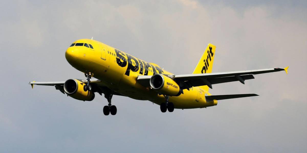 Spirit Airlines prohíbe tatuajes ofensivos y ropa inapropiada