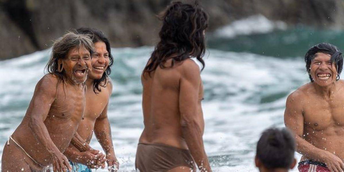 Un momento mágico: grupo de indígenas Waorani conocieron el mar por primera vez