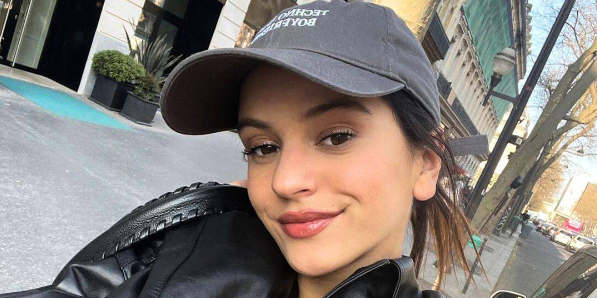 Rosalía vuelve a usar el anillo de compromiso de Rauw Alejandro, pero no en su dedo